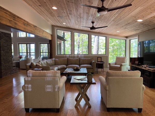 Smart TV, fireplace, DVD player, stereo
