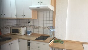 Apartment | Private kitchen | Fridge, microwave, stovetop, toaster - Ocean View Comodoro (Arona)