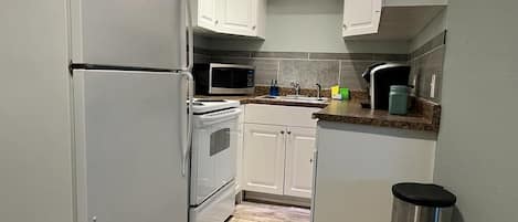 Een koelkast, een magnetron, een oven, een kookplaat