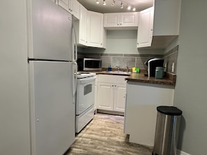 Frigorifero, microonde, forno, piano cottura