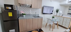 Réfrigérateur, four à micro-ondes, un four, surface de cuisson