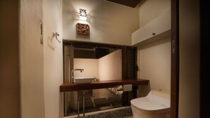 Een moderne badkamer met een ruim bad, een wastafel en een douchehoek.