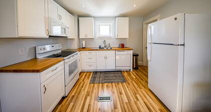 Fun getaway near downtown & lake with full kitchen & ideal location