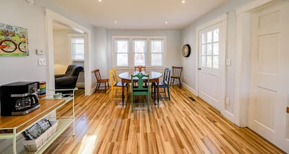 Fun getaway near downtown & lake with full kitchen & ideal location