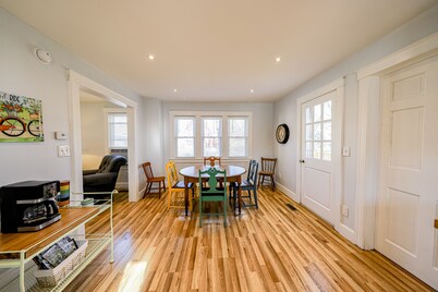 Fun getaway near downtown & lake with full kitchen & ideal location