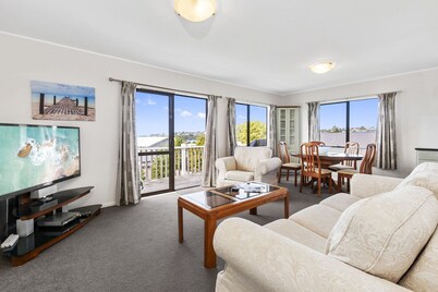 Snells Seaside Bach - Snells Beach Holiday Home