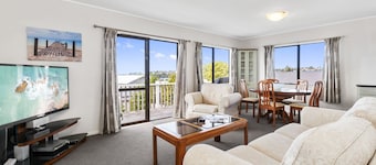 Snells Seaside Bach - Snells Beach Holiday Home