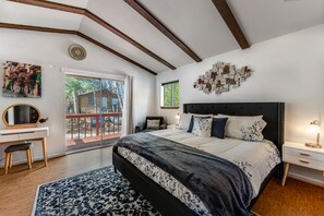 2 عدّة غرف نوم وخدمة الإنترنت وملاءات أسرّة