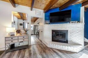 تلفزيون، مدفأة، كُتُب