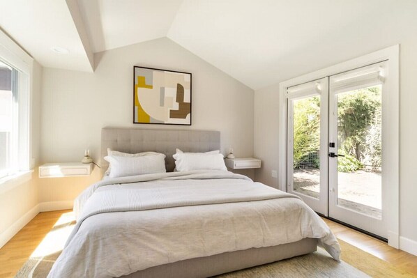 2 chambres, bureau, fer et planche à repasser, lit de bébé portatif