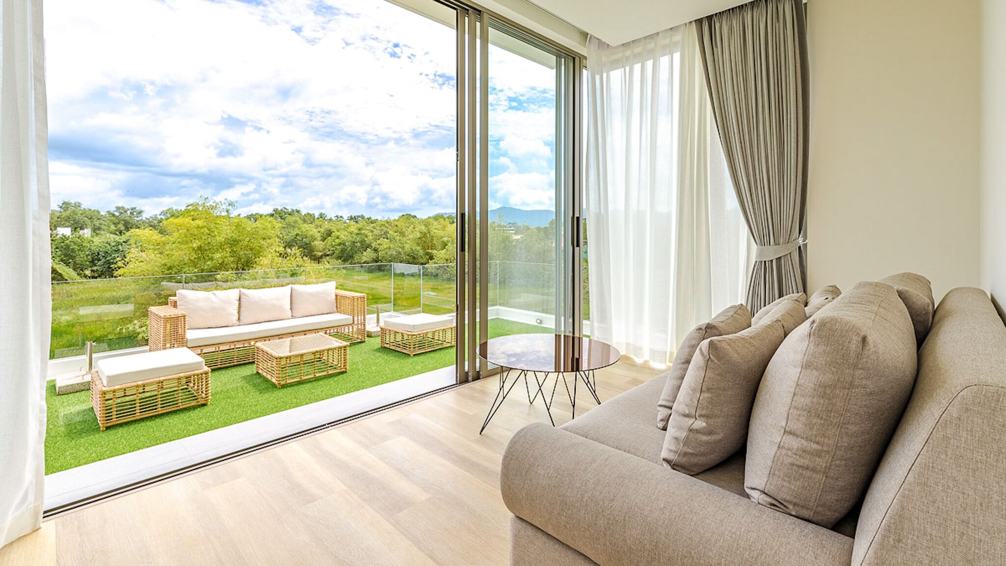 Smart-TV, Bücher, Musikbibliothek, Computerbildschirme