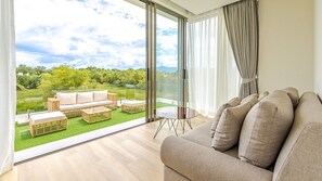 TV connectée, livres, médiathèque, écrans d'ordinateur