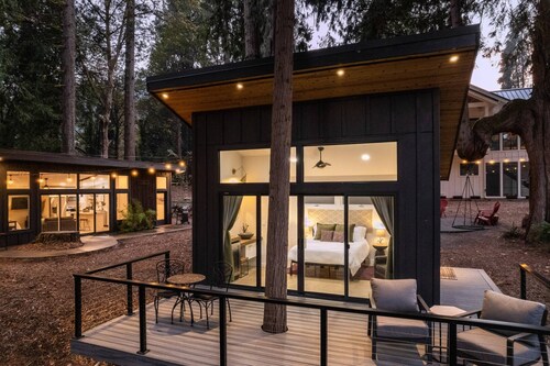 Panoramic Riverside and Lush Forests Views, Pet Friendly, New Décor, Steps Away From Dockside