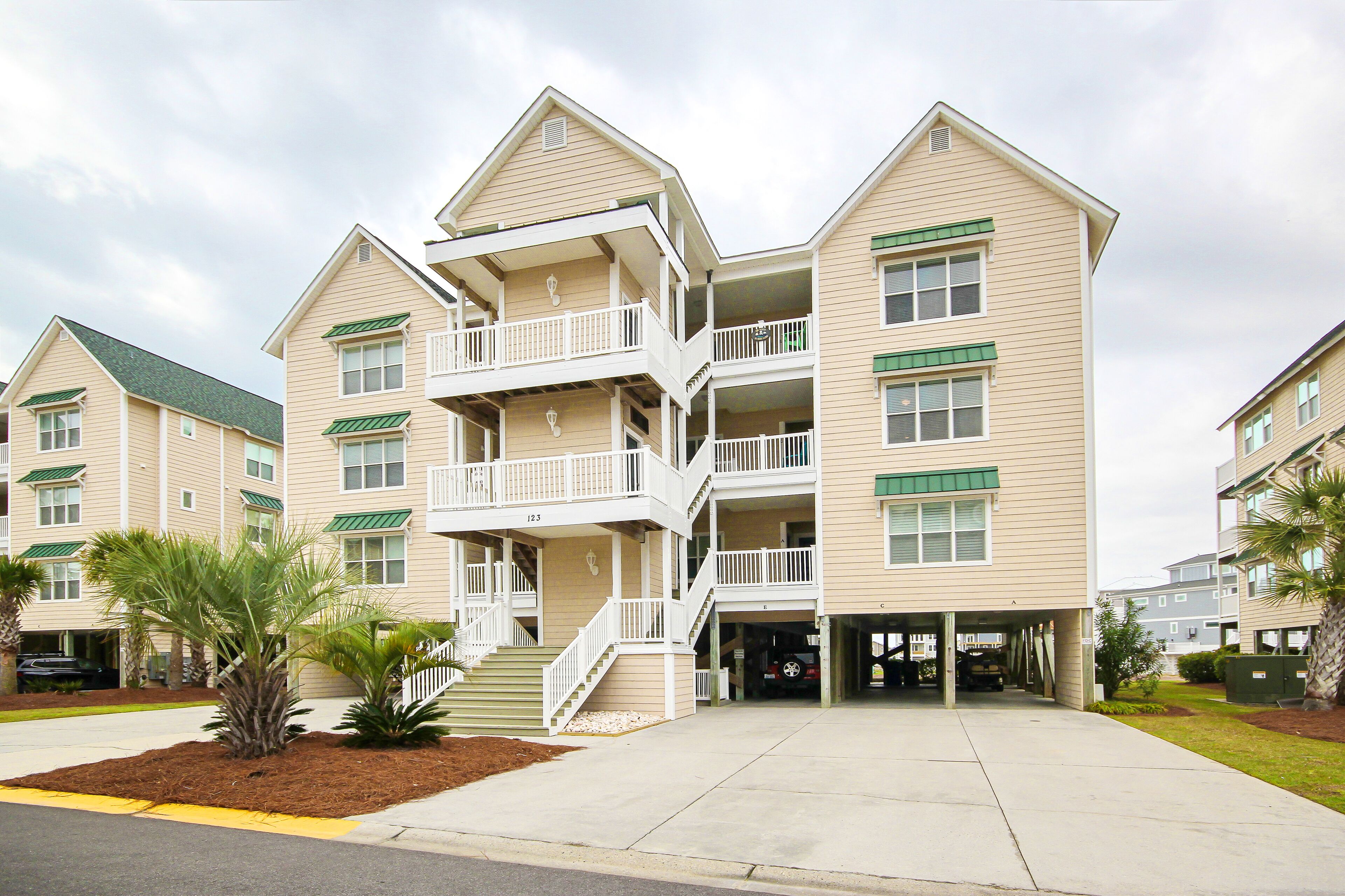 Dog-friendly condo w/on-site pool, deck, elevator, access to Isles Beach Club