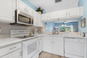 Frigorifero, microonde, forno, piano cottura