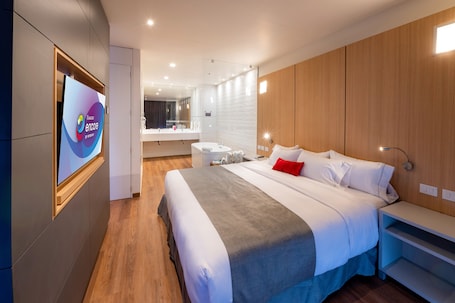 Suite, 1 cama de matrimonio grande, no fumadores (Relax) | Caja fuerte, cuna de viaje, wifi gratis y ropa de cama. Ramada Encore by Wyndham Guadalajara Aeropuerto
