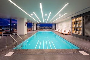Piscine couverte, chaises longues