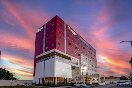 Exterior. Ramada Encore by Wyndham Guadalajara Aeropuerto