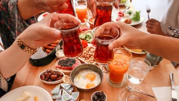 TĂ€gliches inbegriffenes FrĂŒhstĂŒck zum Mitnehmen