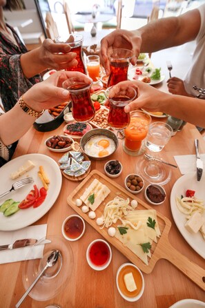 朝食 (テイクアウト)、毎日提供 (無料)