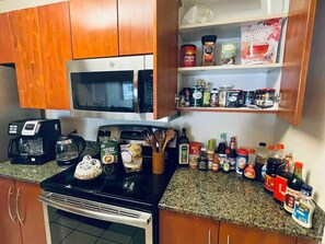 Kjøleskap, mikrobølgeovn, ovn og kokeplater