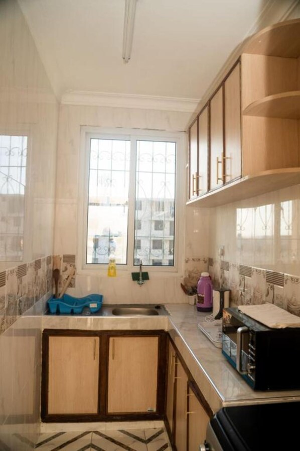 Fridge, microwave, blender, cookware/dishes/utensils - Stay.Plus SabaSaba Apartment (Mombasa)