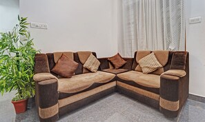 Lobby sitting area - Treebo Alaka Rester Homestay, 5 mins to Raja Seat Garden (Madikeri)