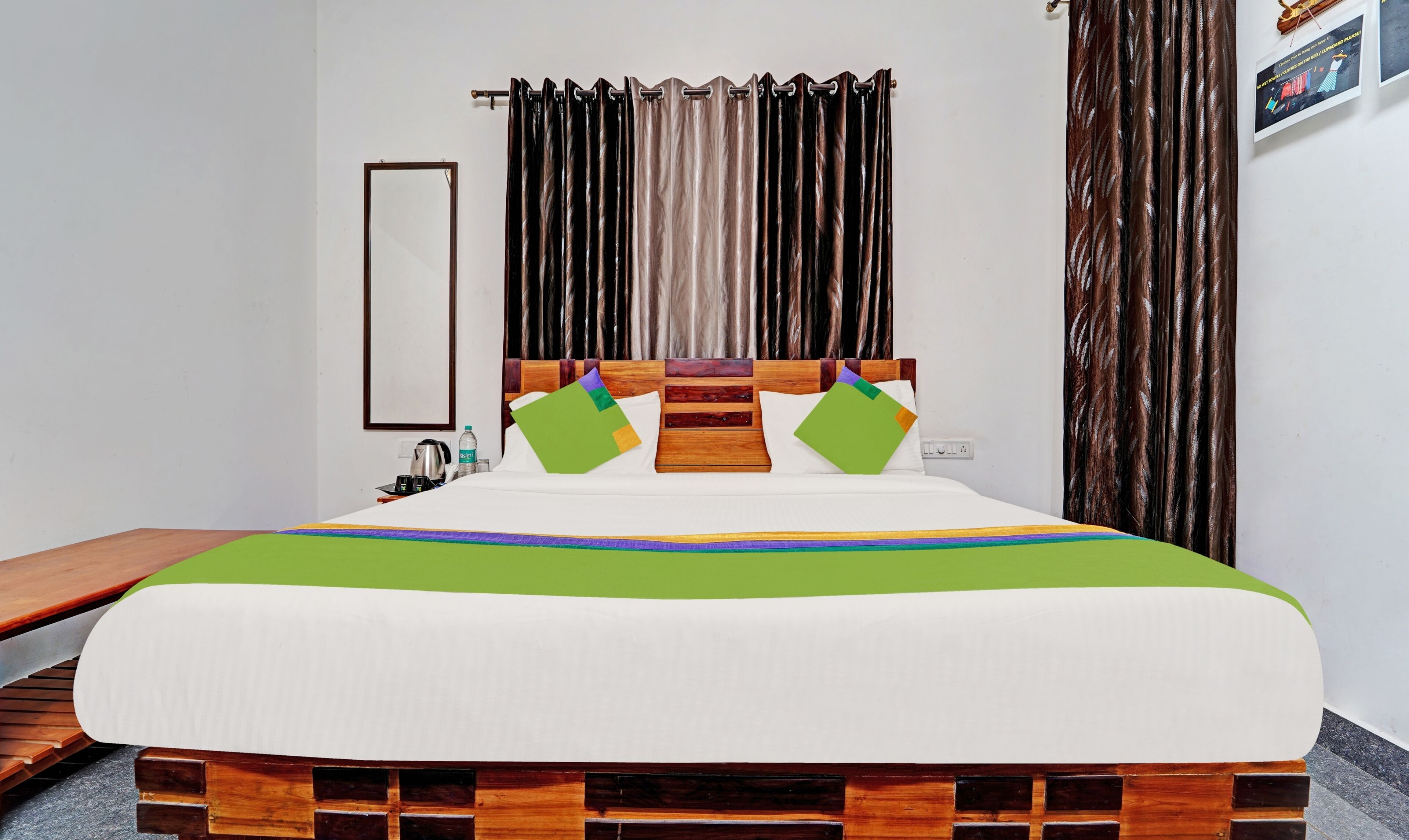 Standard Room | Desk