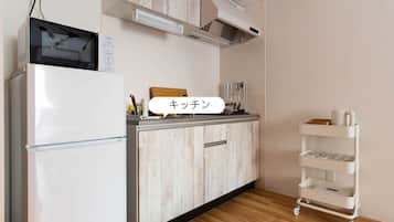 Departamento Deluxe | Cocina privada | Refrigerador, microondas, parrilla de estufa y plancha de cocina