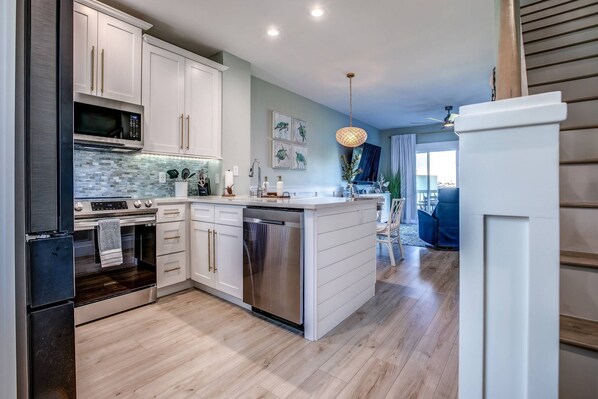 Refrigerador, microondas, lavavajillas y cafetera y tetera 