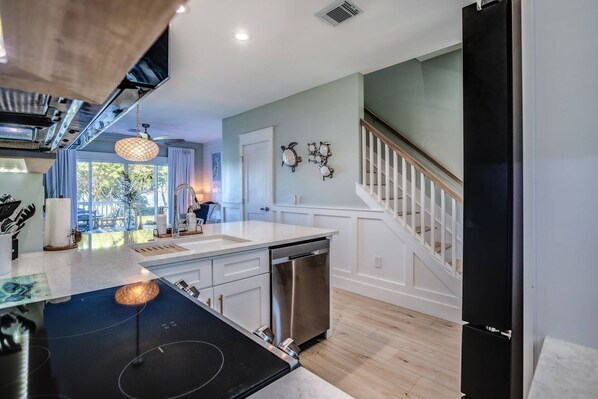 Refrigerador, microondas, lavavajillas y cafetera y tetera 