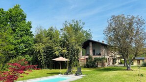 A house with a swimming pool, surrounded by lush greenery and trees. - Casa al Tanaro | Spacious country house with pool in southern Piedmont (Castellino Tanaro)