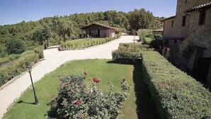 A stone building with a gravel path leading to a wooden house. - Villa Sonia M: A characteristic and welcoming cottage located in an isolated position, on the slopes of a hill which is covered with olive groves, with Free WI-FI. (Gualdo Cattaneo)