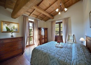 2 bedrooms, free WiFi, bed sheets - Villa Sonia M: A characteristic and welcoming cottage located in an isolated position, on the slopes of a hill which is covered with olive groves, with Free WI-FI. (Gualdo Cattaneo)