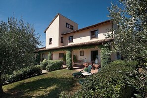 Exterior - Villa Sonia M: A characteristic and welcoming cottage located in an isolated position, on the slopes of a hill which is covered with olive groves, with Free WI-FI. (Gualdo Cattaneo)