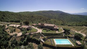 Exterior - Villa Sonia M: A characteristic and welcoming cottage located in an isolated position, on the slopes of a hill which is covered with olive groves, with Free WI-FI. (Gualdo Cattaneo)