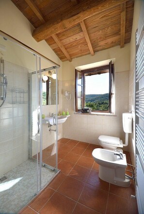Een douche, handdoeken