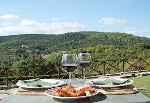Outdoor dining - Villa Sonia M: A characteristic and welcoming cottage located in an isolated position, on the slopes of a hill which is covered with olive groves, with Free WI-FI. (Gualdo Cattaneo)