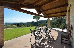 Outdoor dining - Villa Sonia M: A characteristic and welcoming cottage located in an isolated position, on the slopes of a hill which is covered with olive groves, with Free WI-FI. (Gualdo Cattaneo)