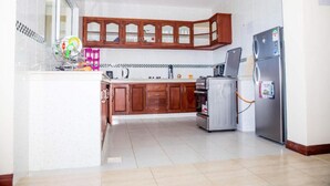 Fridge, microwave, oven, stovetop - Stay.Plus Royal Family Apartment Nyali (Mombasa)
