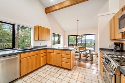 Water view retreat with private hot tub, deck, grill & free WiFi
