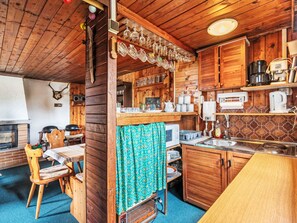 Refrigerador, microondas y utensilios de cocina