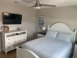 2 chambres, bureau, fer et planche à repasser, lit de bébé portatif