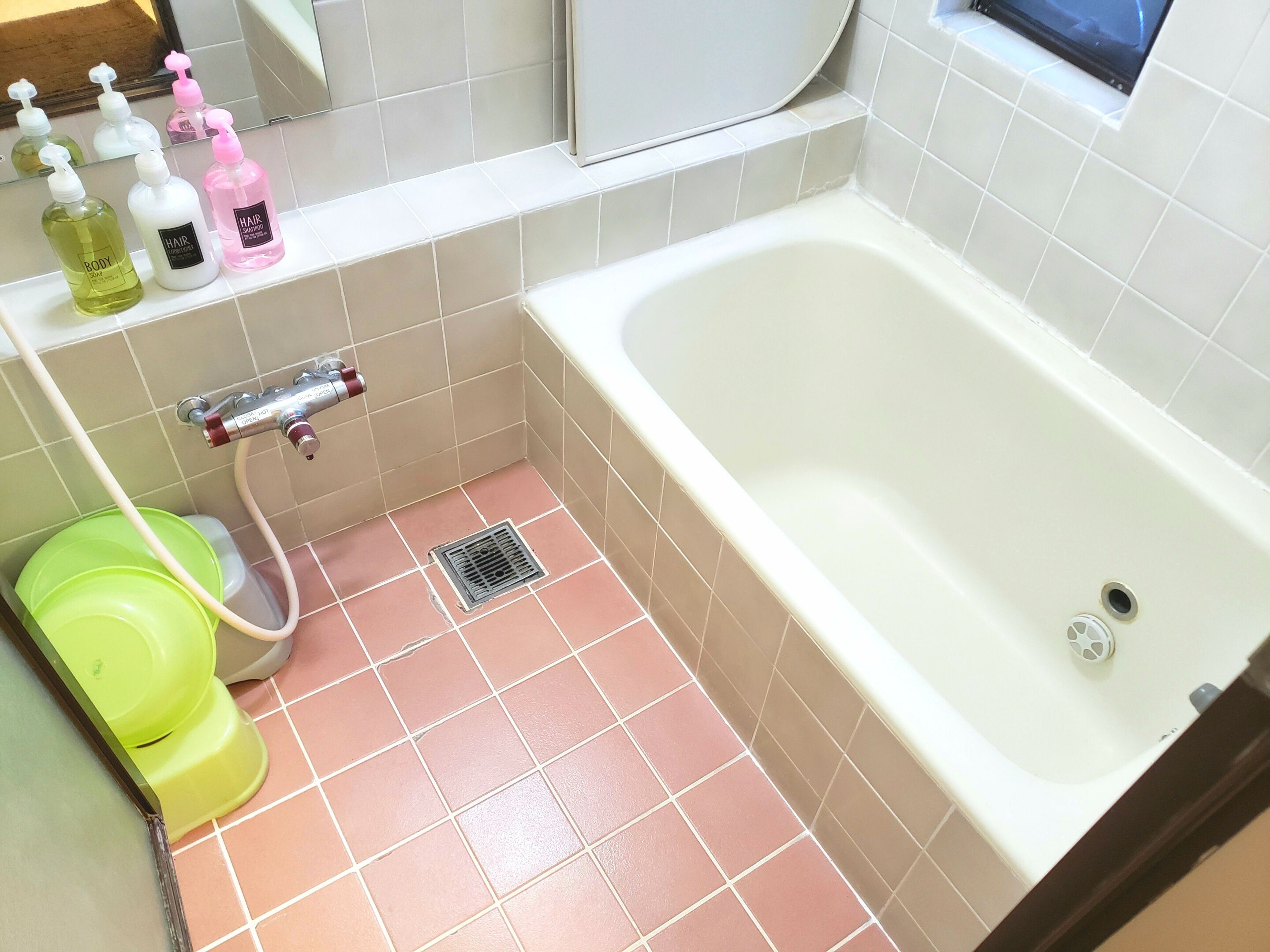 Villa | Bathroom | Combined shower/tub, free toiletries, hair dryer, slippers
