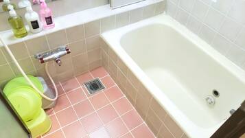 Villa | Bathroom | Combined shower/tub, free toiletries, hair dryer, slippers