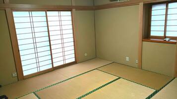 4 bedrooms, hypo-allergenic bedding, iron/ironing board, free WiFi