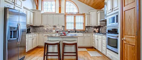 冷蔵庫、電子レンジ、オーブン、コンロ