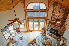 Smart-TV, Kamin, Tischfußball, Bücher