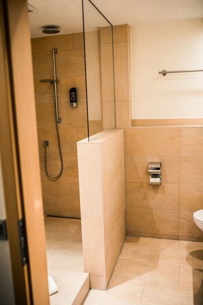 Comfort Single Room, Non Smoking, River View | Bathroom | Towels - Wiechmanns Weserhotel (Brake)