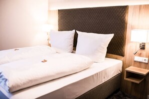 Escritorio, espacio para trabajar con laptop y wifi gratis